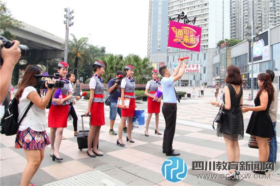好洋盘！四川一高校用无人机送录取通知书