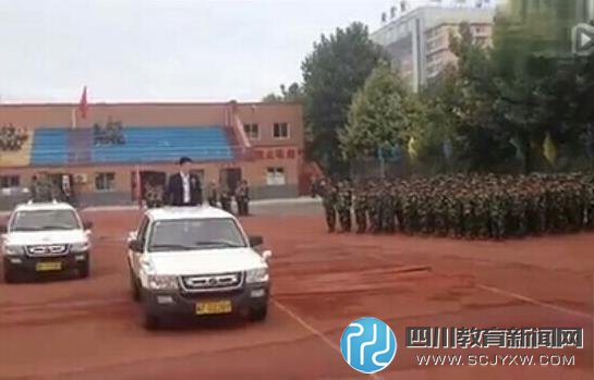 河北一校领导乘车检阅军训方阵 新生喊首长好
