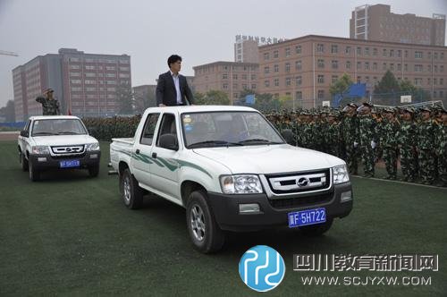 河北一校领导乘车检阅军训方阵 新生喊首长好