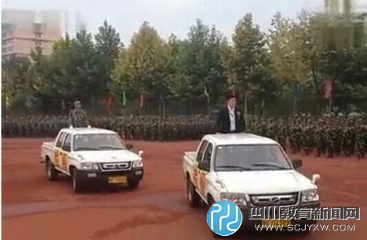 河北一校领导乘车检阅军训方阵 新生喊首长好