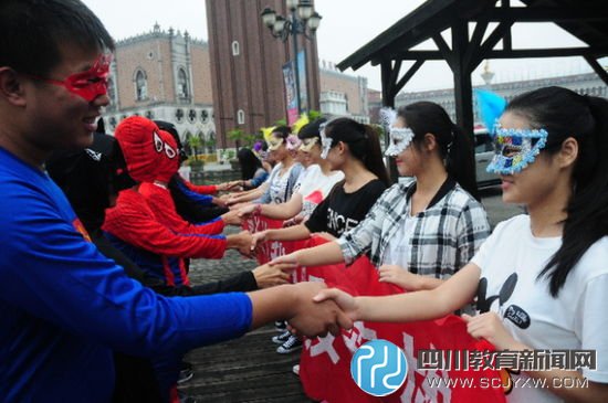 面具英雄与美女