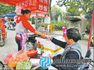 女学生为残疾男友筹集手术费 学校门口卖炒饭