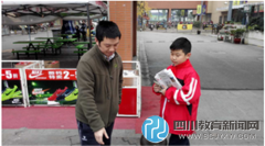 小记者走上街头 义卖报纸爱心募捐