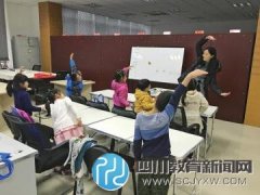 成都家长组团“拼家教”