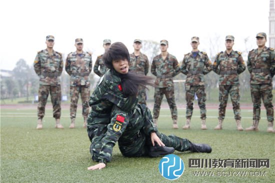 女特警退伍后高校当教师&nbsp;&nbsp;一招拿下“准空保”