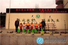 龙泉三小一年级组开展家长开放日、合唱