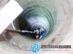 8岁童坠污水井被困 消防队员耗时一小时