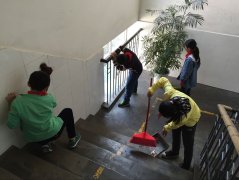 走出校园清扫街道 白果林小学学生争做