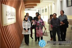 中国教育学会专家领导到大弯中学考察调
