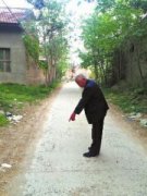 12岁女孩上学路上被砍 忍痛跑出100多米求