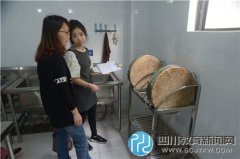 志愿者走进六幼阳光食堂 了解食堂运作过