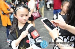 小学生宽窄巷子义卖，想为山区学校建图