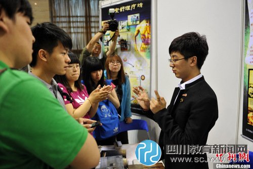 资料图：2013年5月24日上午，由北京市教育委员会主办、北京高校毕业生就业指导中心承办的2013年北京地区高校大学生创业展，在中国人民大学世纪体育馆隆重开幕。中新网记者 金硕 摄