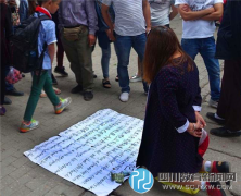 幼师孕妇中英文跪地乞讨:讨饭都走国际