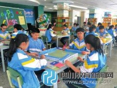 学生在教室里“打麻将”？原来是在学英